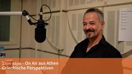 Der Übersetzer und Sänger Iannis Kalifatidis im Studio in Athen, von wo aus Deutschlandradio Kultur sendet. (Foto: Deutschlandradio / Stephanie Cisowski)