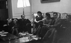 Rudolf Grimm, Kostas Maroudas, Nelly Andrikopoulou u.a. im Deutschen Wissenschaftlichen Institut Athen, 1943 — Ⓒ Timon Koulmasis