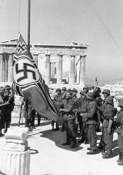 Hissen der Hakenkreuzflagge auf der Akropolis, Athen (Bildquelle: Bundesarchiv)