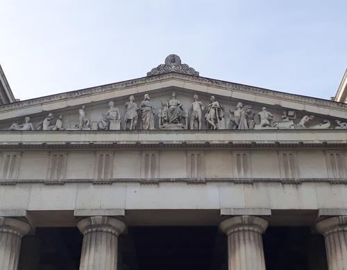 Huldigung Ottos von Griechenland im östl. Giebelfries der Propyläen am Münchner Königsplatz