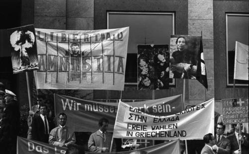 1. Mai 1967 Stuttgart - Transparente gegen Atomkrieg und für freie Wahlen in Griechenland (Bundesarchiv, Bild 183-F0503-0204-005 / CC-BY-SA 3.0)